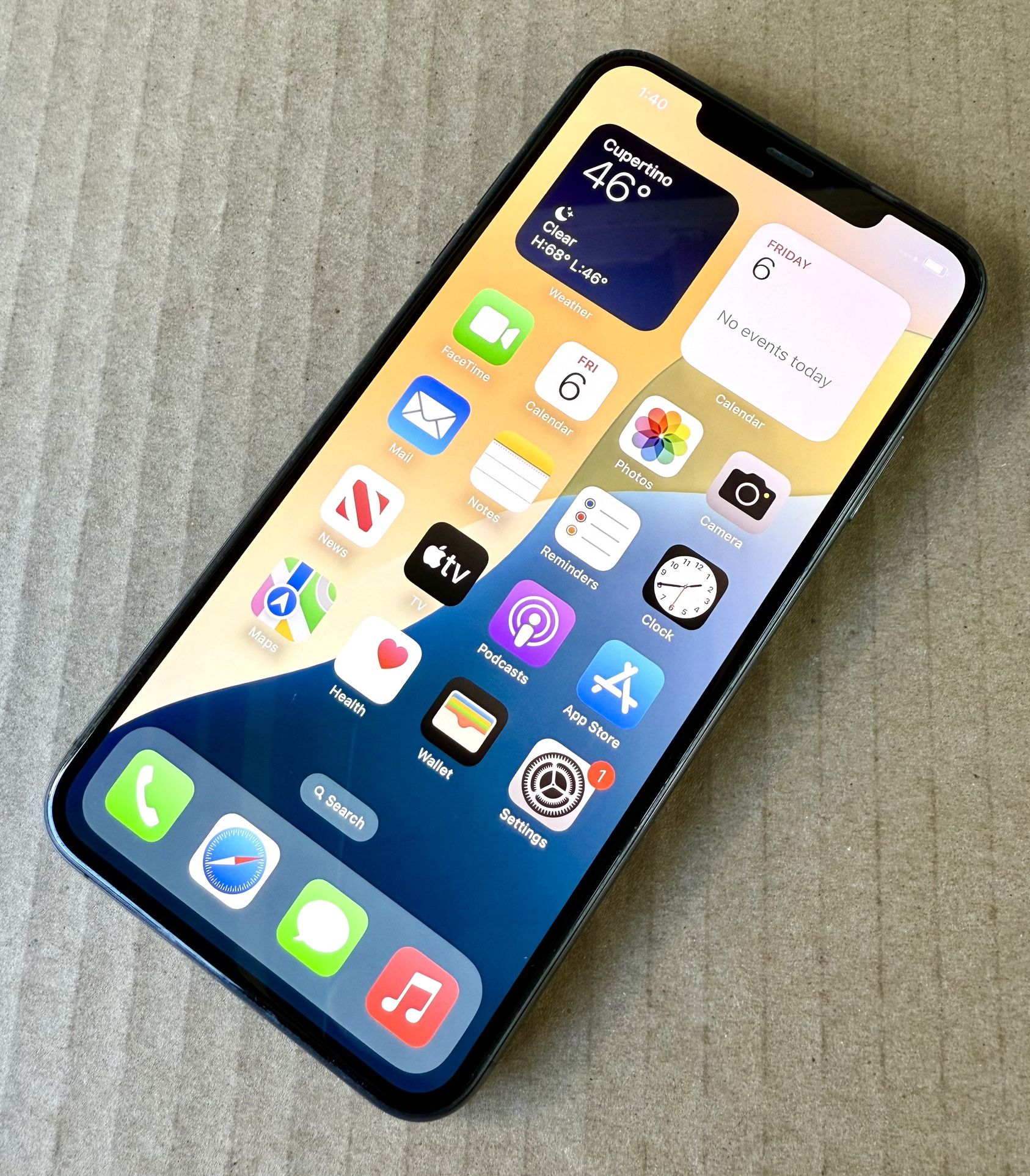 Factory Unlocked Apple iPhone XS MAX (64 GB) Black with Case