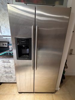 GE Stainless Steel Kitchen Appliance Set – Refrigerator, Stove & Microwave