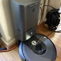 iRobot Roomba i7 with Clean Base plus extra bags