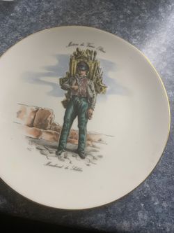 Metiers du Vieux Paris 7 3/4” Gold Trimmed Plate