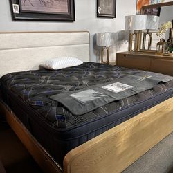 Stunning oak king bedroom set! $1899 🚨📦🔥