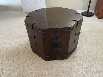 Early 1900’s antique octagonal Woden hat box.
