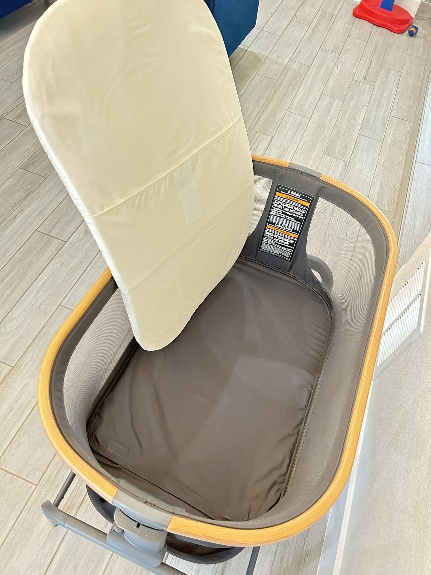 MaxiCosi Bedside Essential Gray for Sale in San Antonio, TX