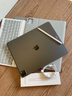iPad Pro 12.9” (2020 model) 4th Generation 512GB with  keyboard case and pen & Accessories