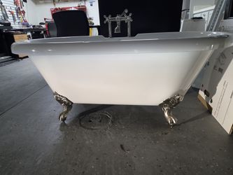 Free standing claw foot bathtup