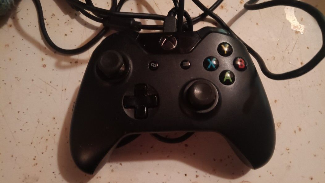 XBOX ONE CONTROLLER WITH REMOVABLE BATTERY + CABLE