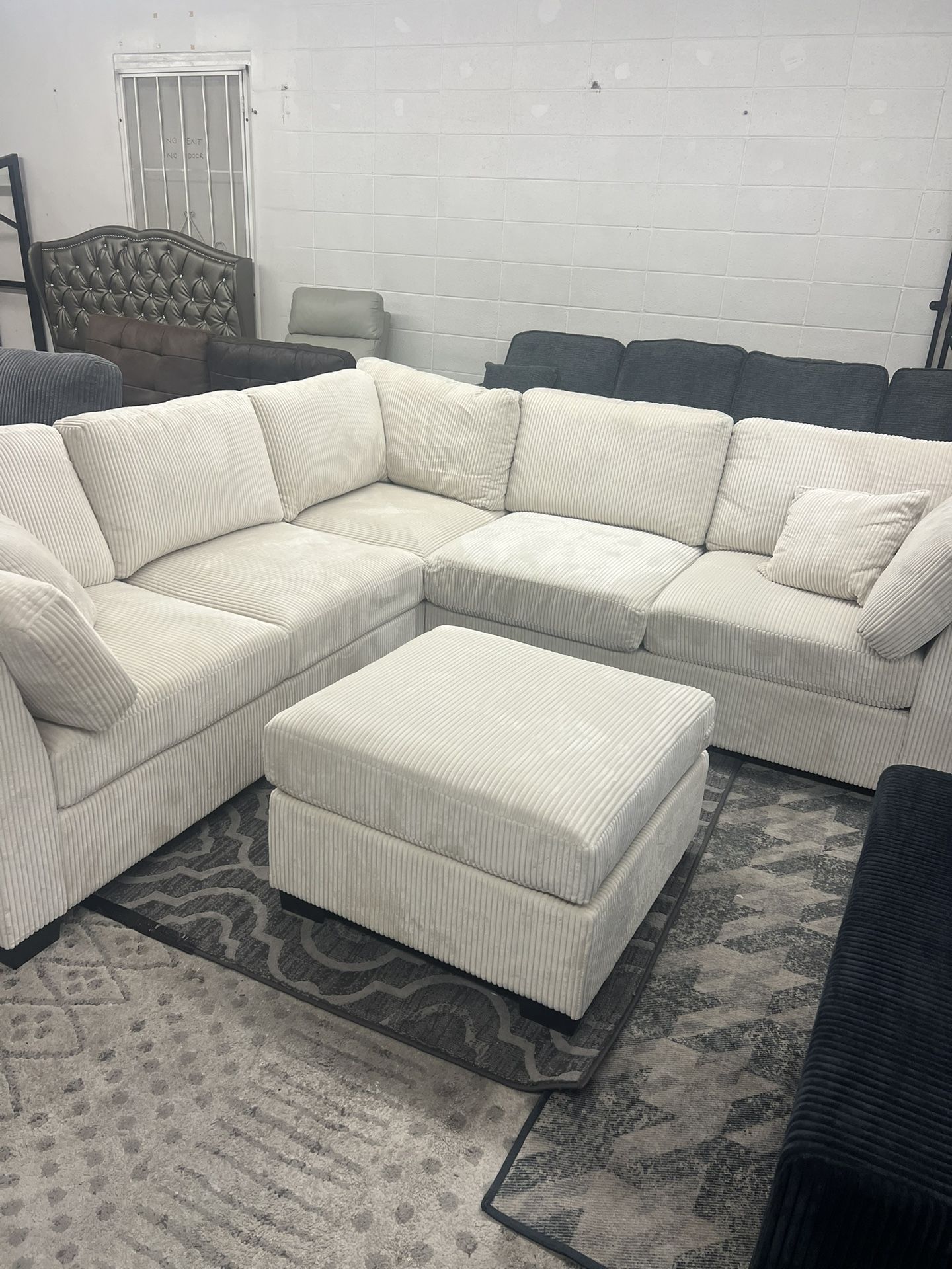 New Sectional Corduroy Couch with Ottoman! Free Delivery 🚚!