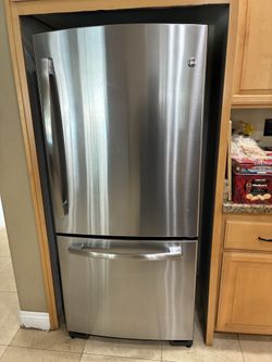 Refrigerator stainless steel with ice maker everything works! 30 days warranty!