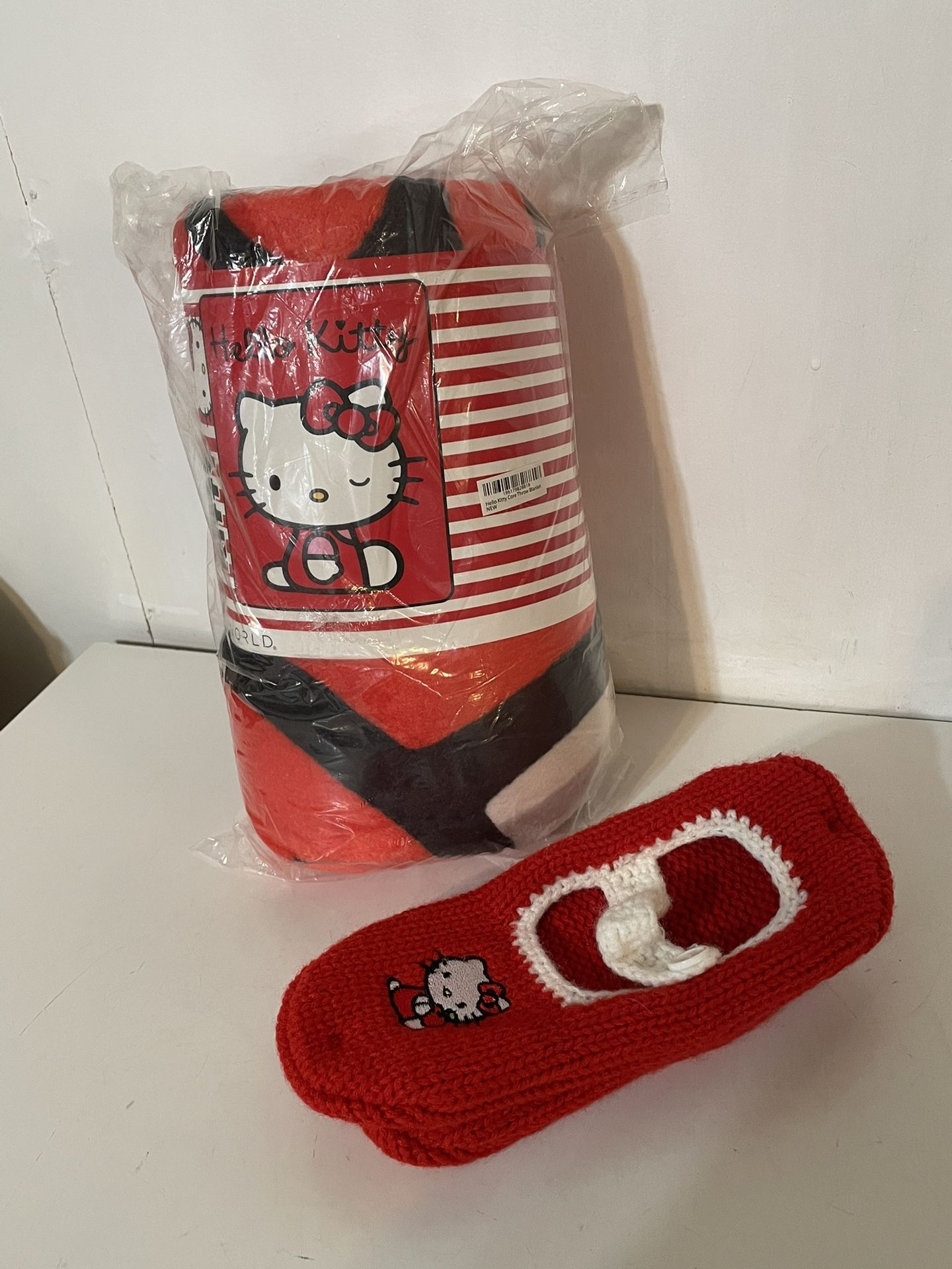 Hello Kitty Slippers 7-9 And Throw Never Used 