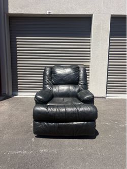 Beautiful Black Leather Manual Recliner (Free Delivery 🚚)
