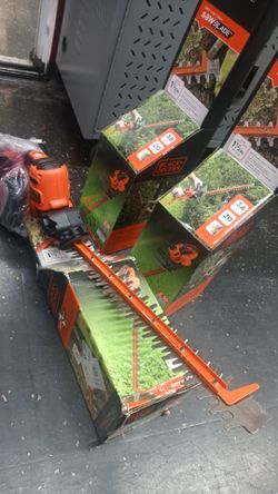 NEW BLACK+DECKER 20"IN HEDGE TRIMMERS with saw blade $40