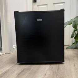 ✨Sunbeam 1.7 cu ft Mini Refrigerator, Black (Mini Fridge Compact Single Door)