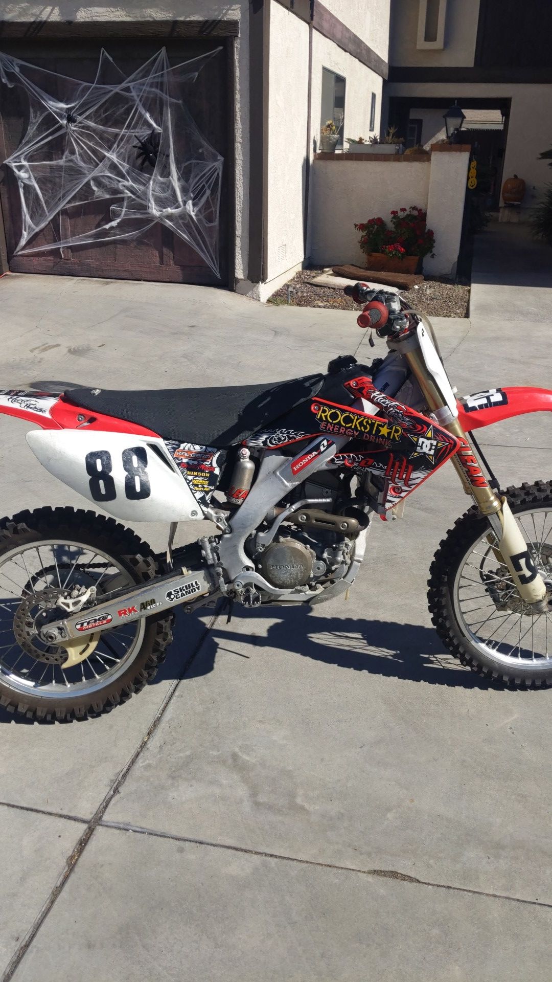 2006 Honda CRF250R Track bike, Runs Strong, lots of extras.