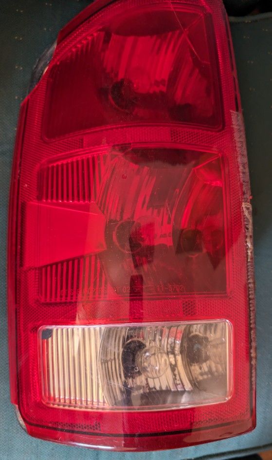 Dodge Left Tail Light Assembly 11-5702-01.
Fits: Dodge Ram 3500 (2003-2006)
Dodge Ram 2500 (2003-2006)
Dodge Ram 1500 (2002-2006)