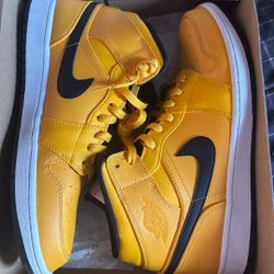 Air Jordan 1 MID, UNIVERSITY GOLD/BLACK-WHITE, Size 12