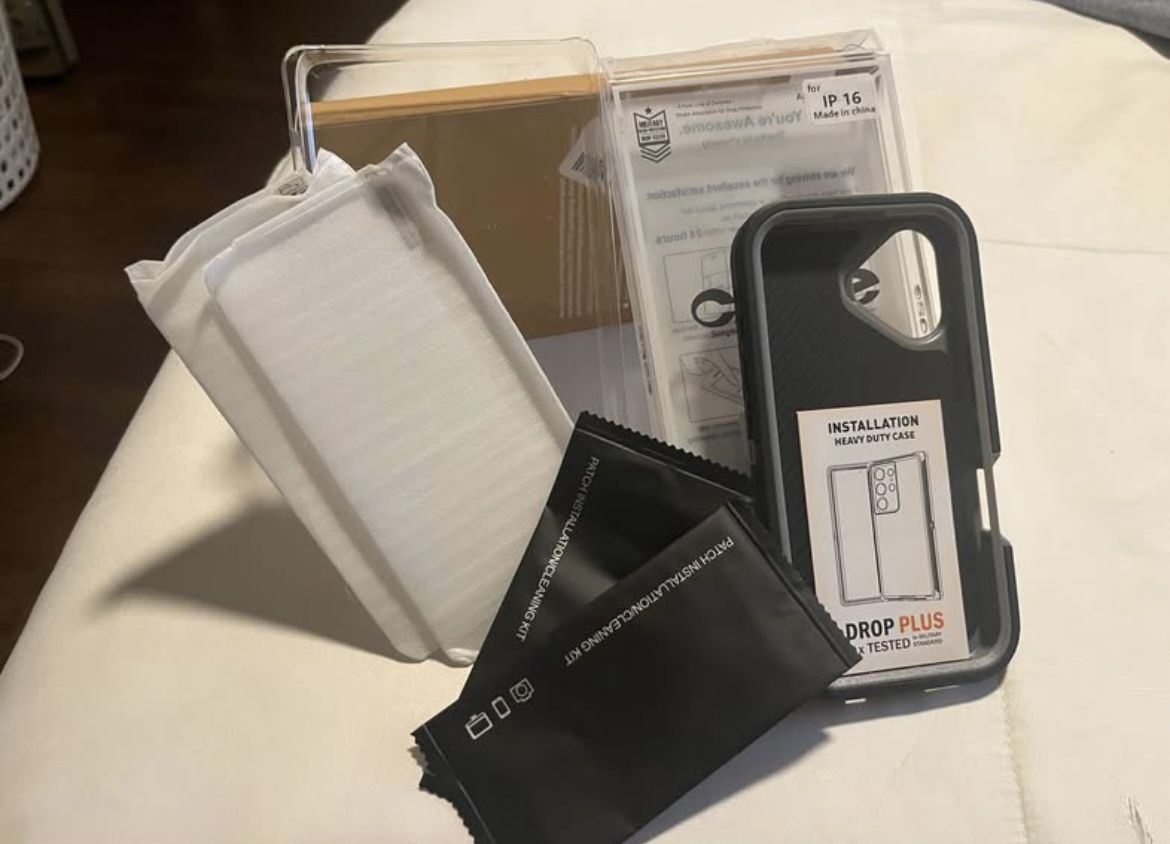 iPhone 16 shock absorption case (black) with 2 screen protectors