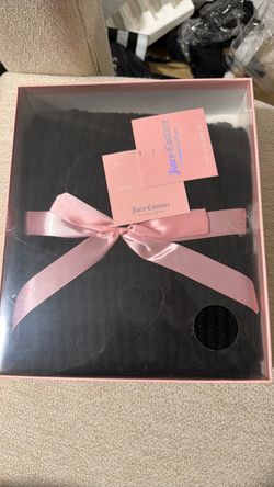 New Juicy couture scarf, and hat set