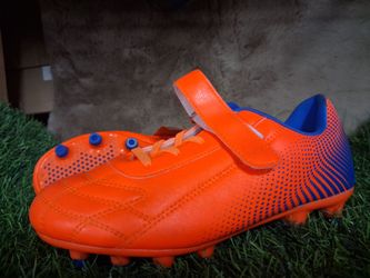 Soccer cleats us size 3.5youth