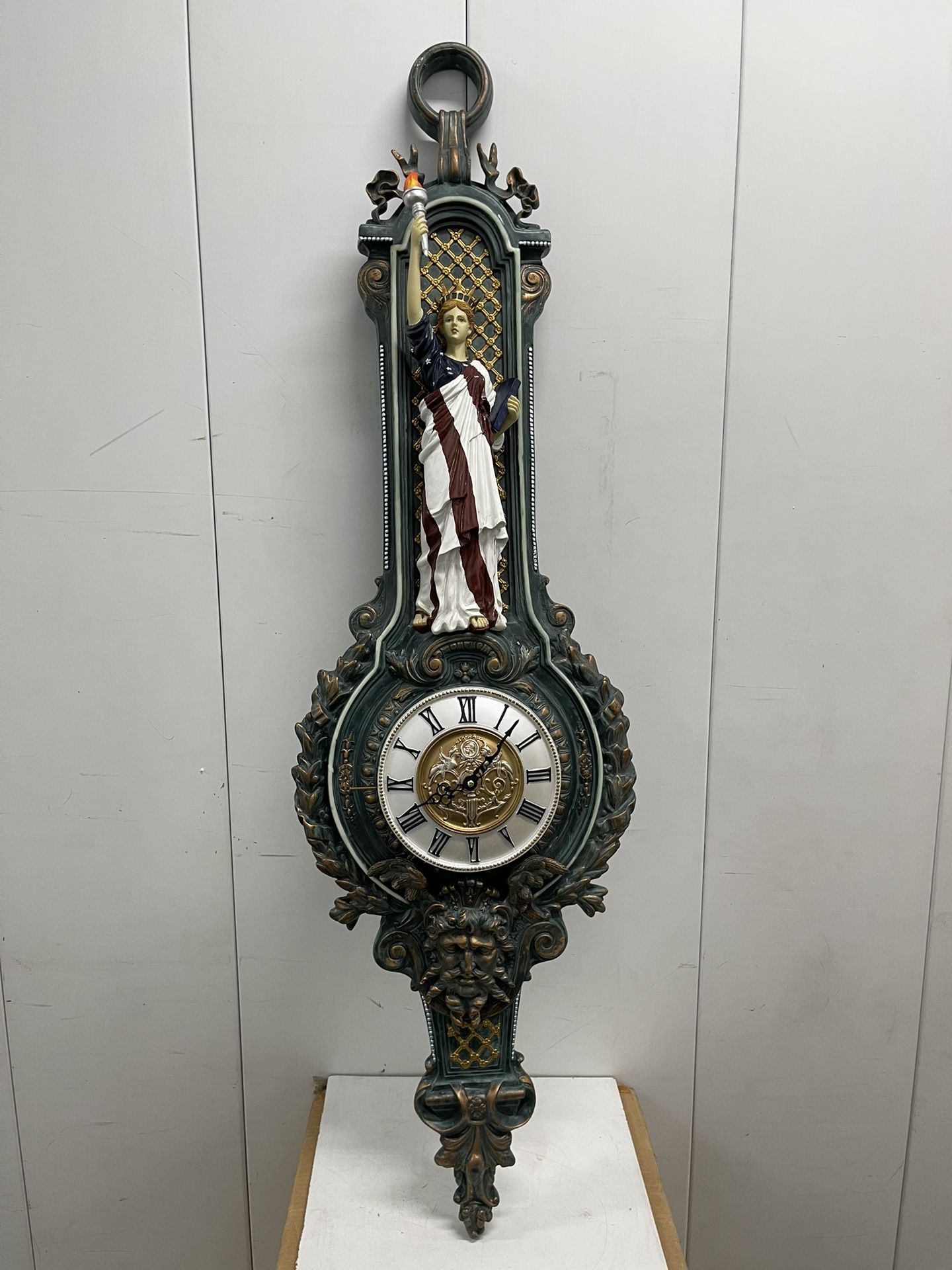 wall clock A Antique Style Statue