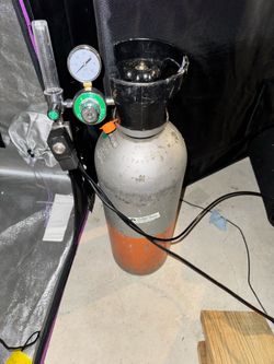 Co2 tank regulator controller