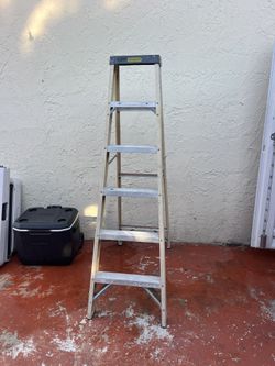 Stanley Fiberglass 6 Foot Ladder 