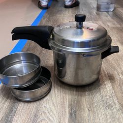 Cooker with steamer pot