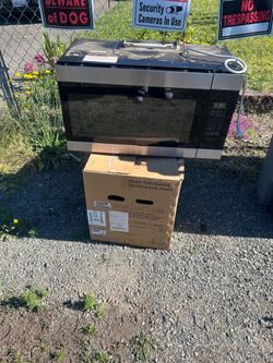 Wall mounted microwave