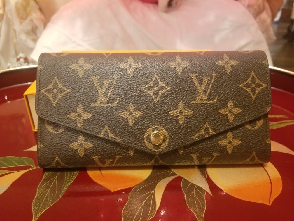 Louis Vuitton Sarah Wallet Red Inside for Sale in Levittown, NY - OfferUp