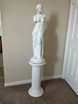 Venus de Milo Statue on Fluted Pedestal