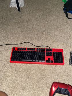 Kolmax Hunter Gaming Keyboard (Full-size, wired, red frame with black keycaps).