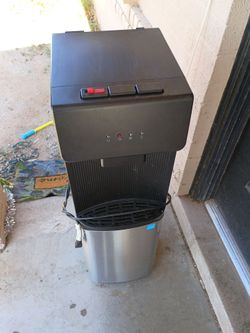 bottom-loading water dispenser