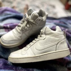 NIKE Women’s White High Top Size 6.5