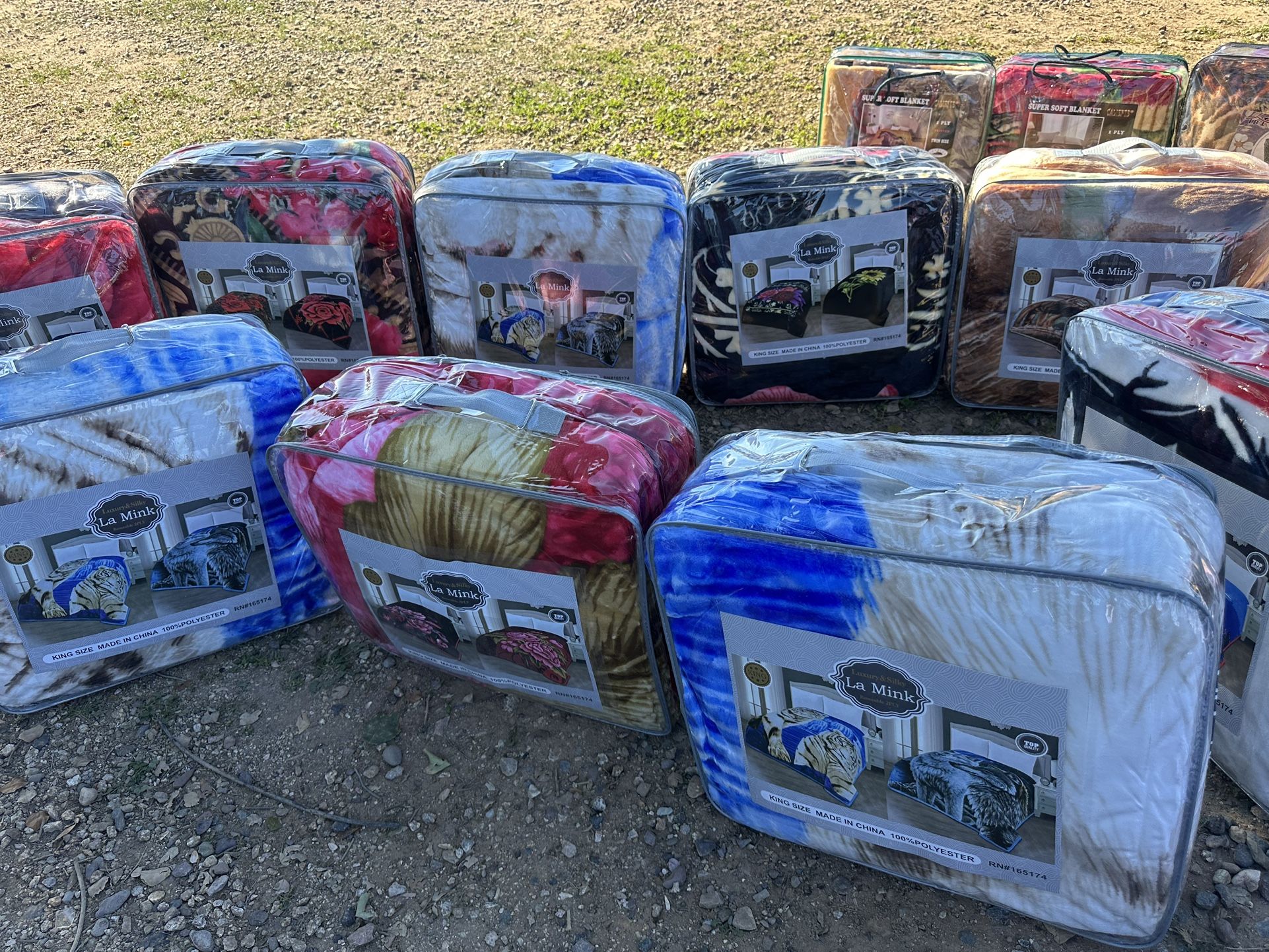 Cobertores Gruesos. $60 $75. 84 Ave Indian School