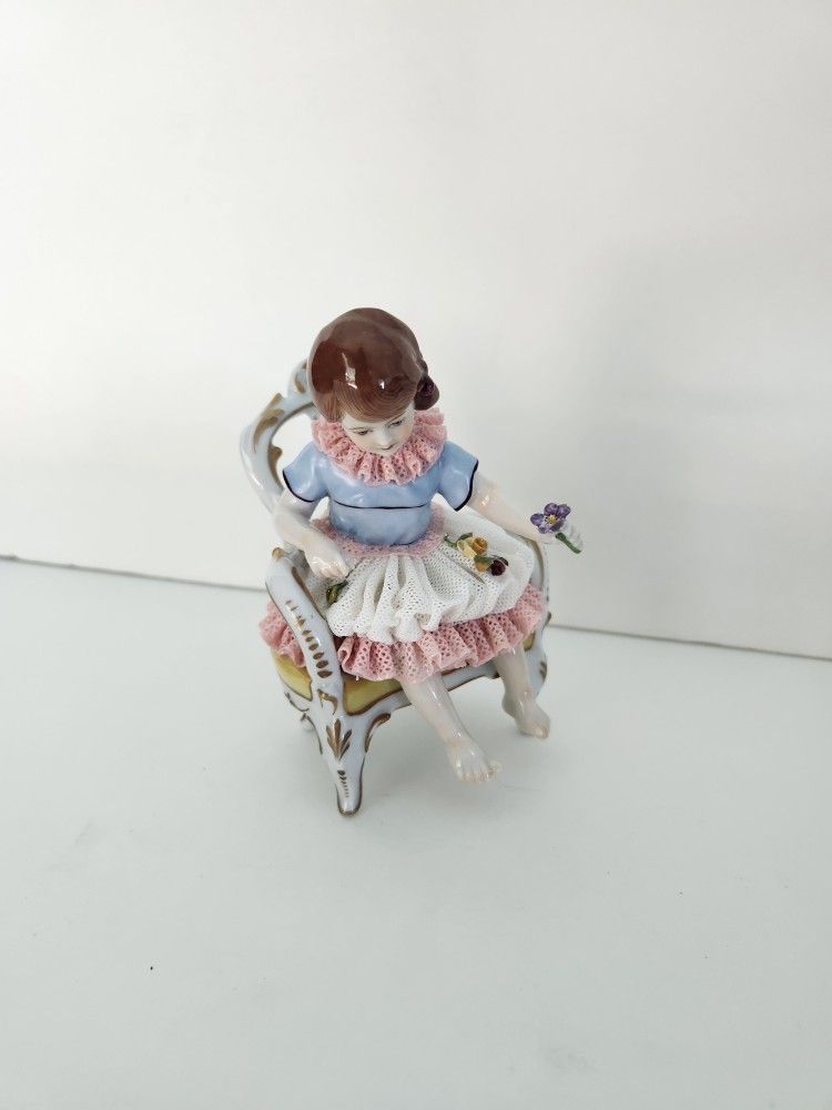 Vintage VOLKSTEDT 1762 Germany Porcelain Dresden Lace SITTING GIRL 5"h Figurine