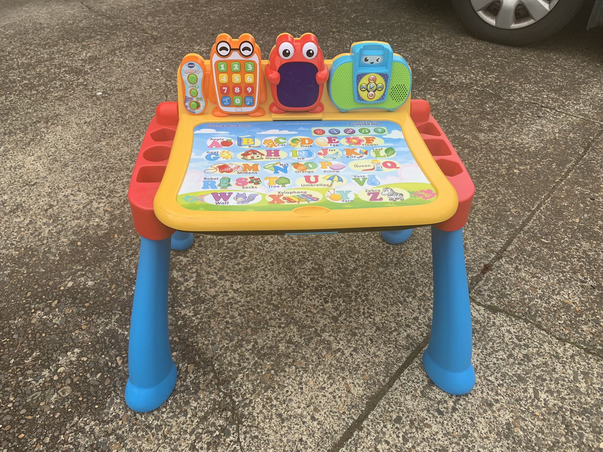 Children’s computer desk learn how to sing an alphabet and numbers