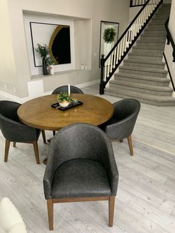 Beautiful Round dining Table & 4 comfy leather chairs
