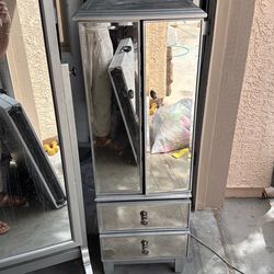 Selling furniture from Pier One