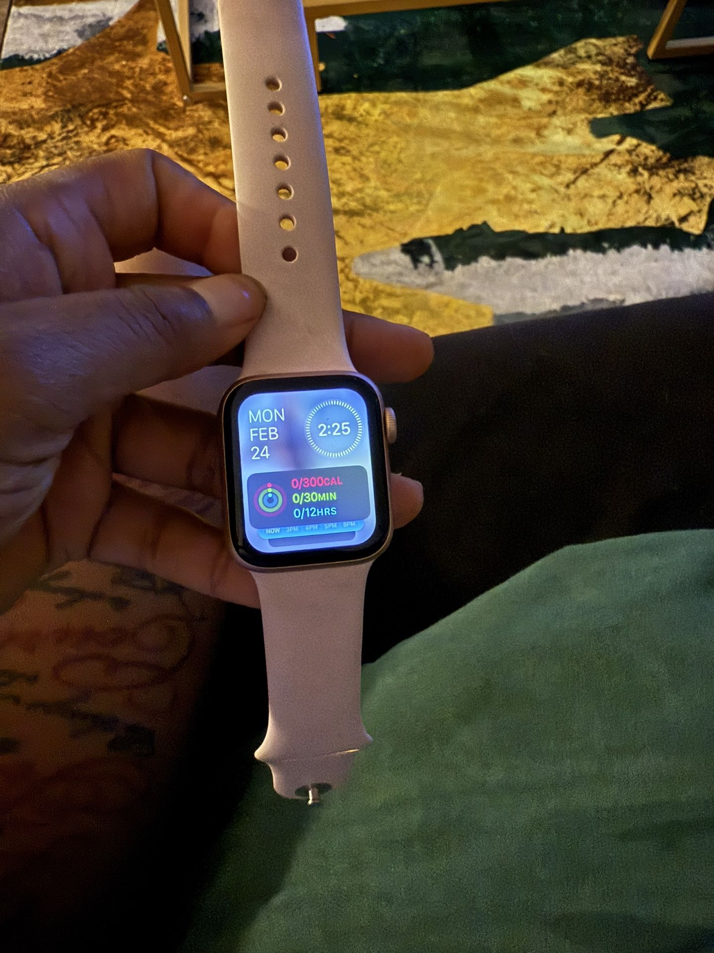 Rose Gold Apple Watch Series 6 . 40mm