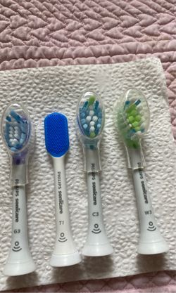 4 sonic are head brushes new never used (G3, T1 cc3 ,w3 )