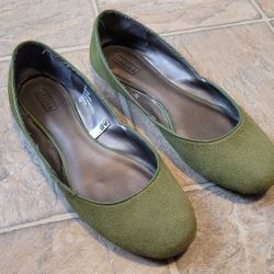 Green Size 9.5 Women's Flat