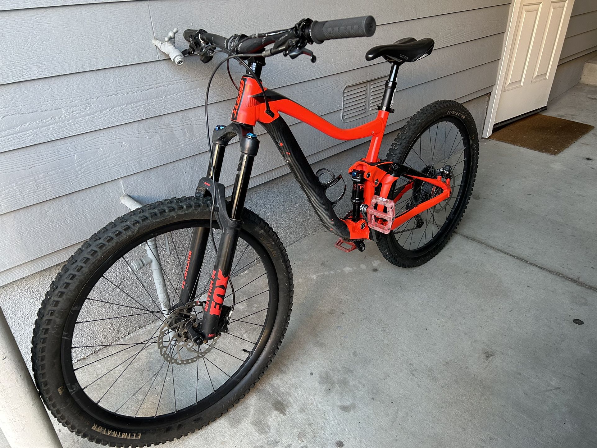 2017 Giant Trance Mountain Bike 27.5” full suspension sz Medium