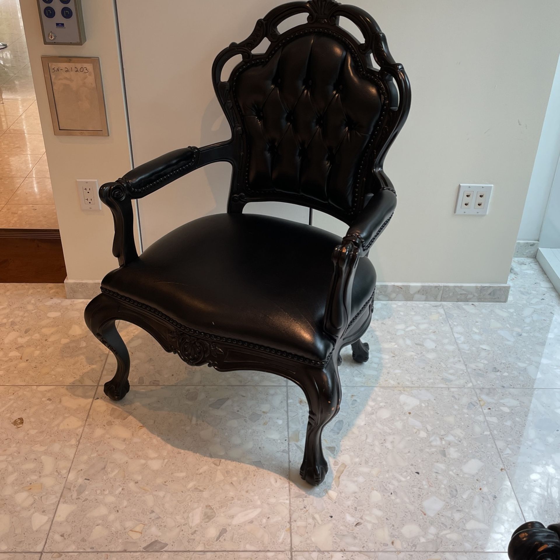 Set of 4 Chairs In Black Wood & Leather
