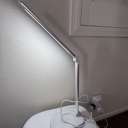 LED desk lamp, rechargeable via phone