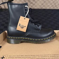 Dr. Martin Air Wair women’s size 7.  Brand new. Tags still on shoes. Never worn.