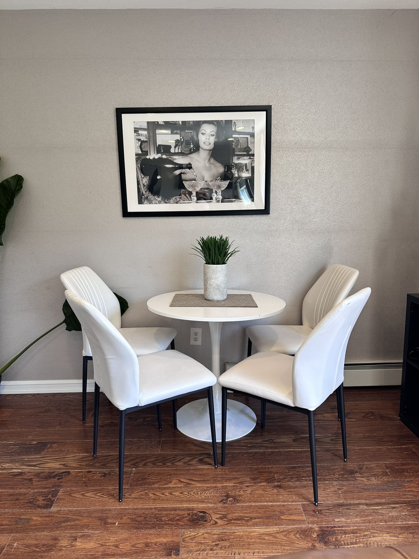 White Dinning Table And Chairs