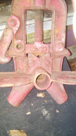 Ridged pipe vise, good condition, missing legs