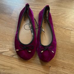 Aviva Velvet Ballet Flats with Bow Detail says size 9, but run small like a size 8 and 8 1/2