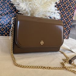 NWT, TORY BURCH EMERSON PATENT CHAIN WALLE RICH WALNUT
