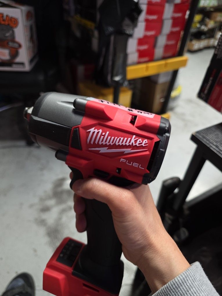 Milwaukee
M18 FUEL Gen-2 18V Lithium-Ion Brushless Cordless Mid Torque 1/2 in. Impact Wrench w/Friction Ring (Tool-Only)