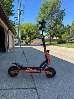 GT08 Dual Motor Electric Scooter — 366 Miles — $350 OBO